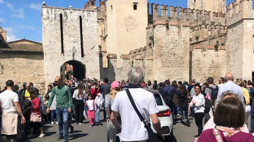 Turisti a Sirmione