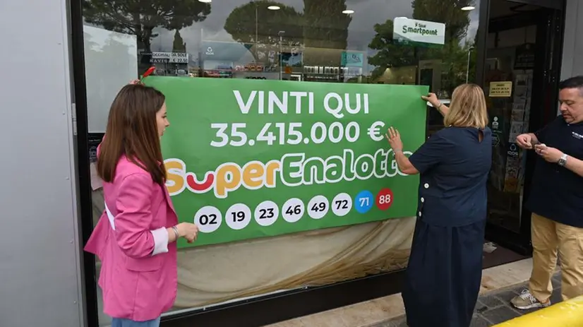 La tabaccheria Bocchio di Rivoltella, dove sono stati vinti 35 milioni con il 6 al Superenalotto - Foto Gabriele Strada Neg © www.giornaledibrescia.it