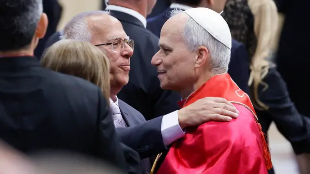 epa12113144 Pope Leo XIV (R) greets his brother Louis Prevost at the end of the Holy Mass for the beginning of his pontificate, in St. Peter's Square, Vatican City, 18 May 2025. EPA/FABIO FRUSTACI
