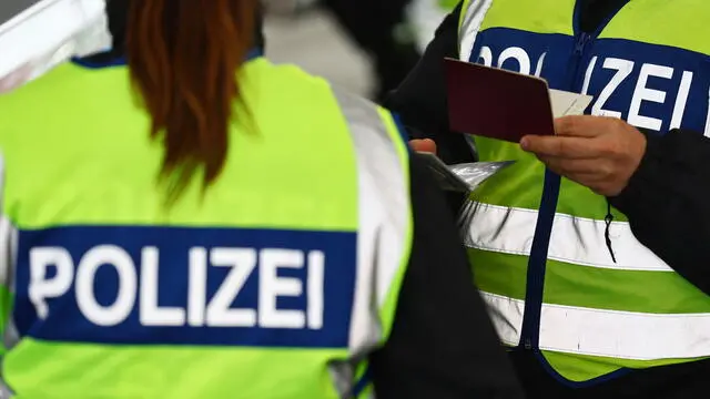 epa12082922 German police officers check papers at a checkpoint near the border with Austria, in Kiefersfelden, Germany, 08 May 2025. The new German interior minister said the country will increase controls along the borders as part of a tougher immigration policy. EPA/ANNA SZILAGYI