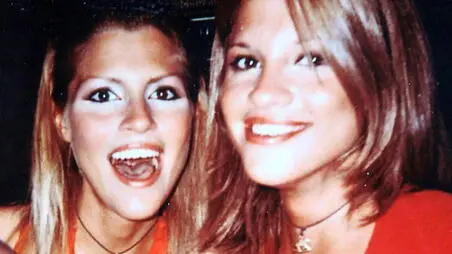 Le cugine di Chiara Poggi, le gemelle Stefania (d) e Paola Cappa, in una foto d'archivio. ANSA / EMMEVI