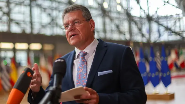 epa12101531 European Commissioner for Trade Maros Sefcovic speaks to the media ahead of an EU Trade Ministers meeting in Brussels, Belgium, 15 May 2025. Ministers will hold an exchange of views on current trade relations with the US and will give orientation for future work. EPA/OLIVIER HOSLET