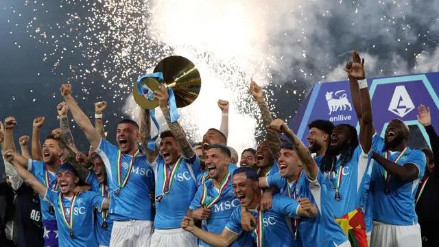 Napoli's Italian defender #22 Giovanni Di Lorenzo lifts the trophy with teammates during a ceremony for the Italian Champions following the Italian Serie A football match between Napoli and Cagliari at the Diego Armando Maradona stadium in Naples on May 23, 2025. (Photo by Carlo Hermann / AFP)