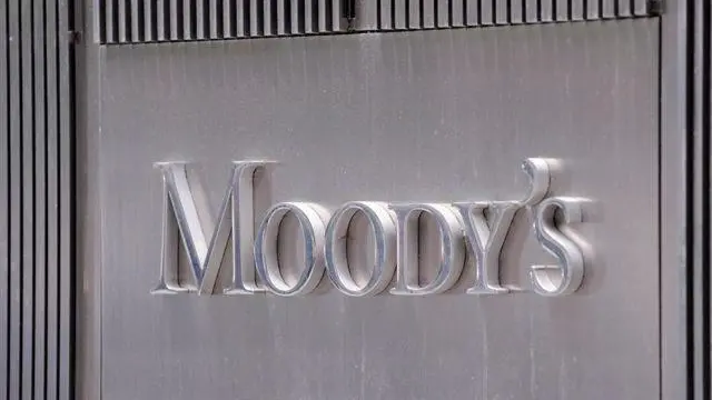 Il logo di Moody's presso la sede di New York dell'agenzia di rating. Moody's ha deciso oggi di tagliare di due scalini il rating sui titoli di Stato italiani, portandoli a Baa2 da A3, mantenendo un outlook negativo. In Italia "anche il clima politico, specialmente con l'avvicinarsi del voto della prossima primavera, è fonte di un aumento dei rischi", afferma Moody's, spiegando che il taglio del rating dei bond italiani è dovuto anche a un deterioramento della situazione dell'economia, nonostante le misure e le riforme positive decise dal governo. ANSA/ANDREW GOMBERT