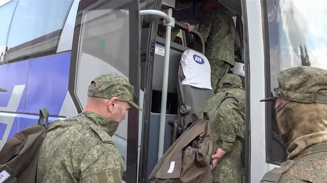 epa12128559 A still image taken from a handout video provided by the press service of the Russian Ministry of Defence shows Russian prisoners of war (POWs) boarding a bus following a prisoner swap at an undisclosed location in Belarus, 23 May 2025. In the first stage of the '1000-for-1000' exchange agreement, 390 Russian servicemen and civilians were returned to Russia. The agreement was reached following recent Russia–Ukraine talks held in Turkey. EPA/RUSSIAN DEFENCE MINISTRY PRESS SERVICE/HANDOUT -- MANDATORY CREDIT -- BEST QUALITY AVAILABLE -- HANDOUT EDITORIAL USE ONLY/NO SALES