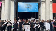 A Brescia 250 donne sfilano in lutto per il genocidio in Palestina