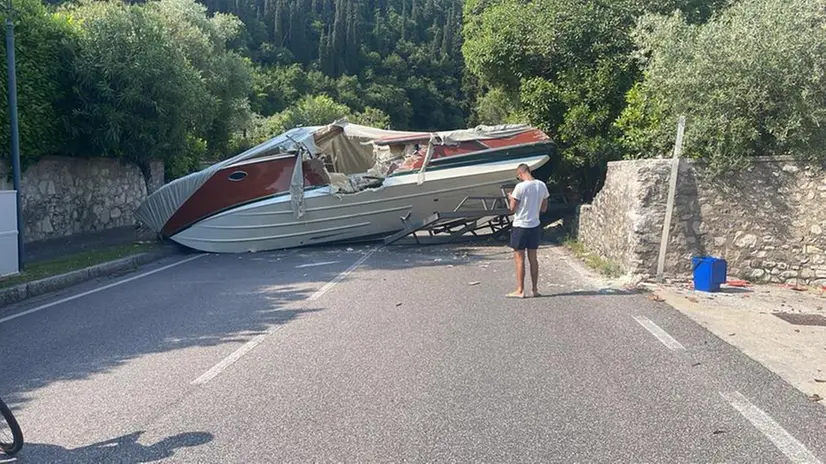 Il motoscafo di traverso lungo la Gardesana