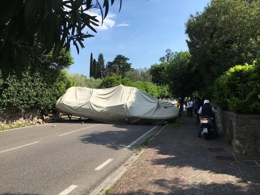 Il motoscafo di traverso lungo la Gardesana