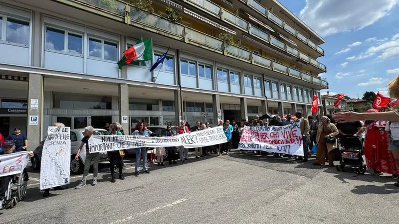 La protesta di Diritti per tutti davanti alla sede di Aler - © www.giornaledibrescia.it