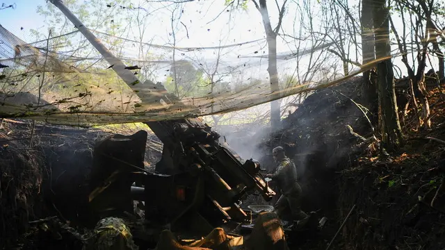 epa12130482 A handout picture made available by the press service of the 127th Separate Brigade of the Territorial Defence of Ukraine on 24 May 2025 shows servicemen of the 127th Separate Brigade of the Territorial Defence firing a cannon towards Russian army positions on the frontline in Kharkiv region, Ukraine, 23 May 2025, amid the ongoing Russian invasion. Russian troops entered Ukrainian territory on 24 February 2022, starting a conflict that has provoked destruction and a humanitarian crisis. EPA/HANDOUT HANDOUT EDITORIAL USE ONLY/NO SALES