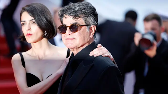 epa12131261 Solmaz Panahi (L) and director Jafar Panahi pose on the red carpet before the closing and awards ceremony of the 78th annual Cannes Film Festival, in Cannes, France, 24 May 2025. The film festival runs from 13 to 24 May 2025. EPA/GUILLAUME HORCAJUELO