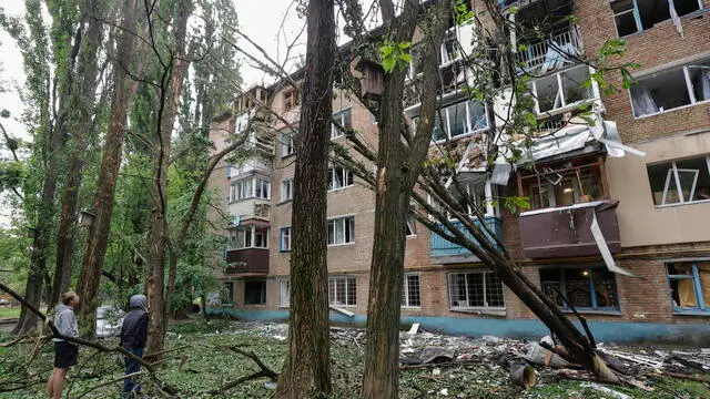 epa12129834 Locals at the site of a nine-storey residential building struck by a drone in Kyiv, Ukraine, 24 May 2025, amid the ongoing Russian invasion. Nobody was killed, but at least 15 people were injured in overnight strikes on multiple residential areas of Kyiv, according to the State Emergency Service. Russia launched a large-scale attack using at least 14 ballistic missiles and 250 drones across Ukraine. EPA/SERGEY DOLZHENKO