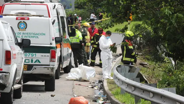 epa11804433 Police and rescue workers inspect the area where a bus accident occurred in Pasto, Colombia, 03 January 2025. Police reported that at least 12 people died and another 30 were injured after a bus carrying tourists went into a precipice in a section of the Pan-American Highway, the main highway in southwestern Colombia. EPA/STR