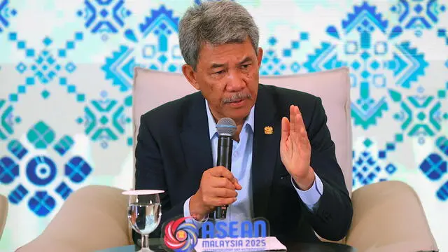 epa11835396 Malaysian Foreign Minister Mohamad Hasan speaks during a press conference after the ASEAN Foreign Ministers' Retreat, in Langkawi island, Kedah state, Malaysia, 19 January 2025. Malaysia hosted the Association of Southeast Asian Nations (ASEAN) Foreign Ministers' Retreat (AMM Retreat) from 18 to 19 January in Langkawi. EPA/FAZRY ISMAIL