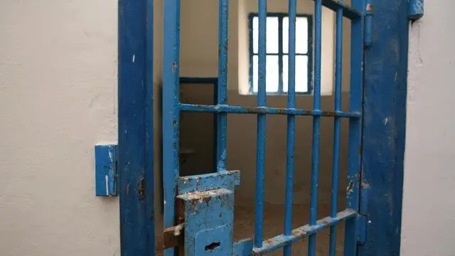 Una veduta interna dal carcere sull'isola dell'Asinara, in una immagine di repertorio. "Occorre compiere una approfondita riflessione sull'opportunità di riaprire, previa idonea ristrutturazione, gli istituti presenti nelle isole di Asinara e soprattutto Pianosa". Lo ha detto il ministro della Giustizia, Paola Severino, durante l'audizione in commissione parlamentare antimafia. ANSA/GIUSEPPE UNGARI