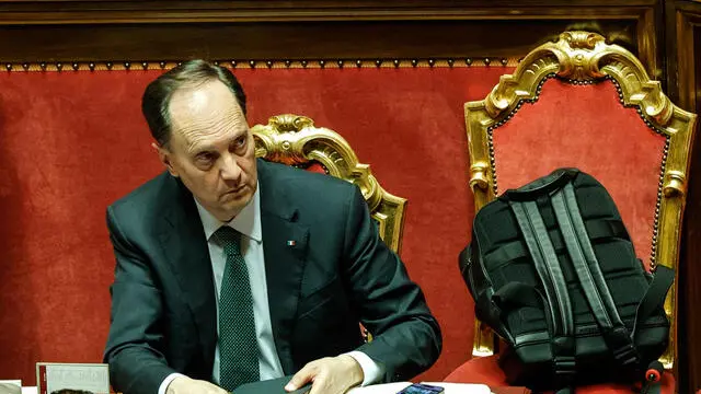 Il ministro dei Rapporti con il Parlamento Luca Ciriani in Senato durante l’esame del decreto legge su disposizioni urgenti per il contrasto dell'immigrazione irregolare, Roma, 20 Maggio 2025. ANSA/GIUSEPPE LAMI