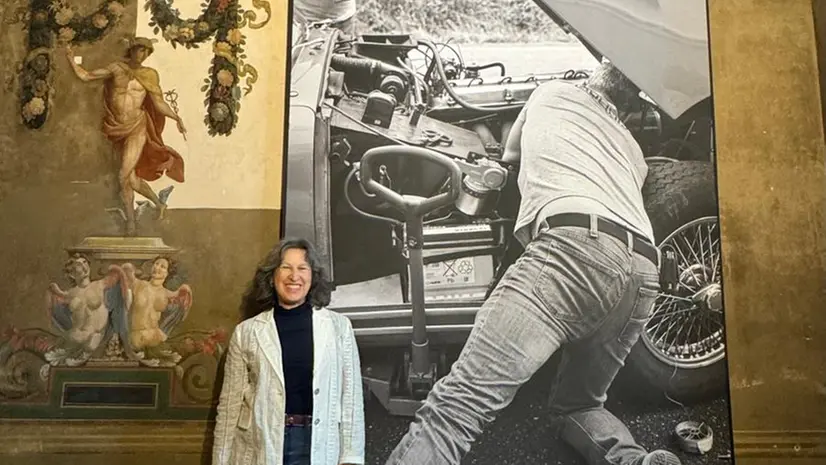 Elizabeth Kahane con una delle fotografie esposte © www.giornaledibrescia.it