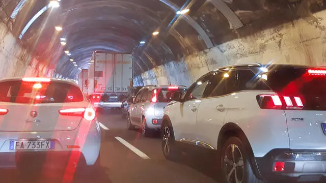 Lunghe code e traffico paralizzato dovuto al prolungamento inatteso della chiusura del tratto della A10 tra l'allacciamento con la A26 e Arenzano, in direzione Savona, per completare le ispezioni in galleria Borgonovo.a Genova.3 luglio 2020. ANSA/Simone Arveda