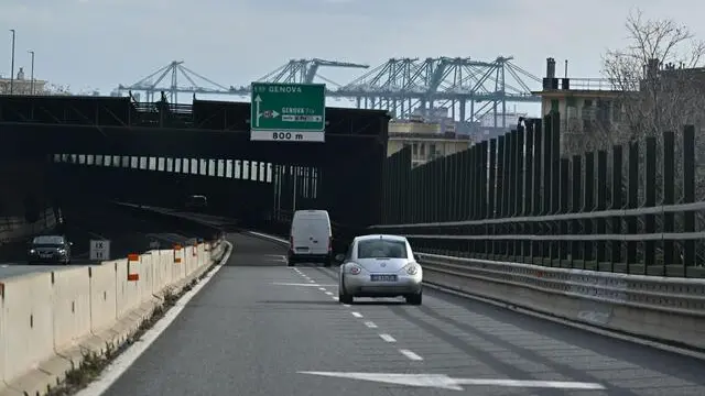 Le barriere antirumore ancora da installare sulla A10, dopo la rimozione di quelle precedenti. La rimozione e' stata necessaria dopo che un'inchiesta della Magistratura ne ha dimostrato la pericolosita' . Genova, 08 febbraio 2024. ANSA/LUCA ZENNARO (barriere anti rumore, A10, autostrade, lavori)