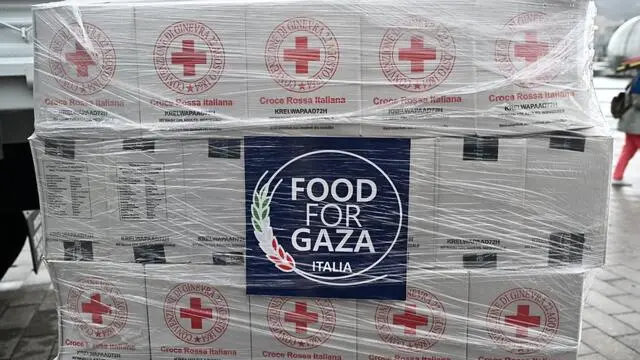 Il vice presidente del Consiglio e ministro degli Affari Esteri e della Cooperazione Internazionale, Antonio Tajani, al porto di Genova per presiedere alla consegna del primo dei 15 camion donati dall'Italia al Programma Alimentare Mondiale (Pam) nell'ambito dell'iniziativa 'Food for Gaza', Genova, 25 ottobre 2024. ANSA/ LUCA ZENNARO
