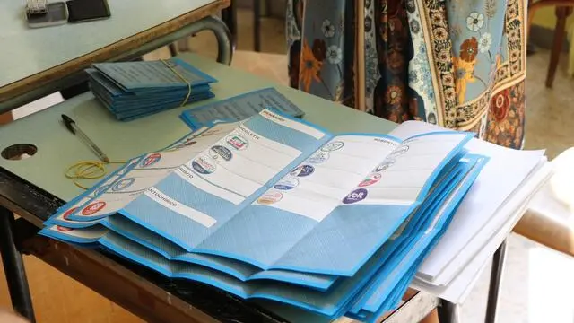 Un momento del voto in un seggio di Matera, dove i cittadini sono chiamati alle urne per le elezioni comunali. Matera. 25 maggio 2025. ANSA