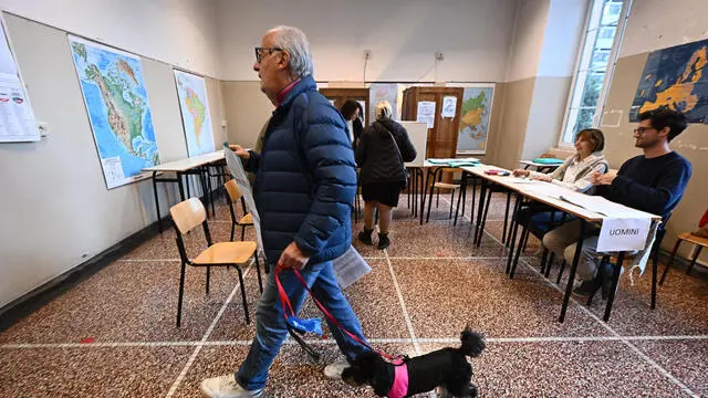 Cittadini liguri al voto per l'elezione del presidente della regione Liguria. Genova, 27 ottobre 2024. ANSA/LUCA ZENNARO