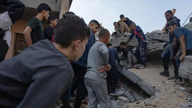 epa12127404 Palestinians search for the bodies of missing persons under the rubble of the Dardina family building, after it was hit by an Israeli airstrike in Jabalia, northern Gaza Strip, 23 May 2025, which killed more than 50 people. More than 53,700 Palestinians have been killed in the Gaza Strip, according to the Palestinian Ministry of Health, since Israel launched a military campaign in the strip in response to a cross-border attack led by the Palestinian militant group Hamas on 07 October 2023, in which about 1,200 Israelis were killed and more than 250 taken hostage. EPA/HAITHAM IMAD