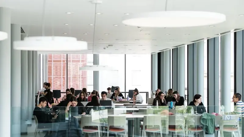 Studenti in un'aula studio dell'Università Cattolica