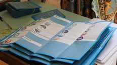 Un momento del voto in un seggio di Matera, dove i cittadini sono chiamati alle urne per le elezioni comunali. Matera. 25 maggio 2025. ANSA