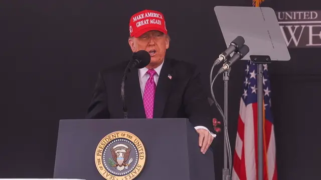 epa12131154 US President Donald Trump speaks during a commencement address for the US Military Academy at Michie Stadium in West Point, New York, USA, 24 May 2025. EPA/SARAH YENESEL