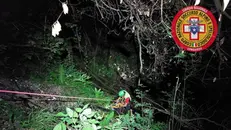 Il recupero delle due persone in difficoltà - Foto Soccorso Alpino