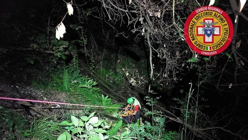 Il recupero delle due persone in difficoltà - Foto Soccorso Alpino