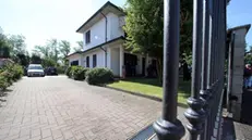 Periti e avvocati al lavoro nella villetta di Garlasco - Ansa © www.giornaledibrescia.it