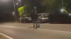 I due uomini in strada a Gavardo