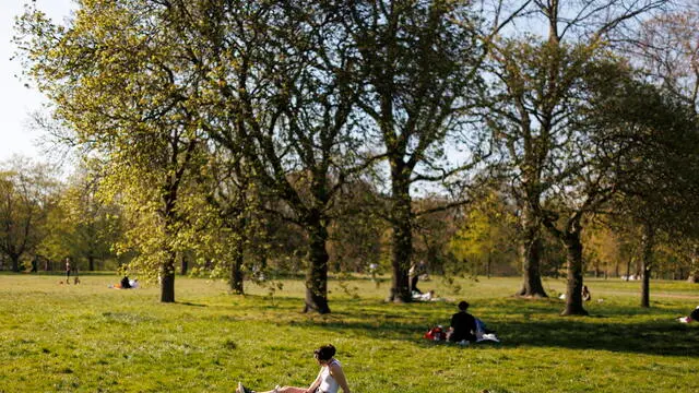 epa12025778 People have picnics in Hyde Park as they enjoy the warm weather and sunshine with the temperatures climbing up to 23 degrees Celsius in London, Britain, 11 April 2025. EPA/TOLGA AKMEN