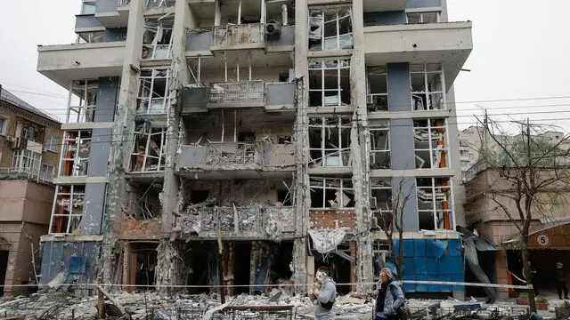 epa12133276 People walk past a residential building struck by a drone following an overnight strike in Kyiv, Ukraine, 25 May 2025, amid the ongoing Russian invasion. At least 12 people were killed across Ukraine, including children, and dozens more were injured, after Russia launched a large-scale attack with at least 69 missiles and nearly 300 drones in 13 different regions, the State Emergency Service confirmed on 25 May. EPA/SERGEY DOLZHENKO