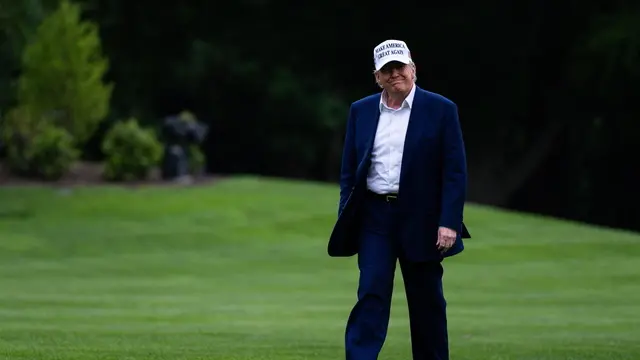 epa12135859 US President Donald Trump crosses the South Lawn after exiting Marine One at the White House in Washington, DC, USA, on 25 May 2025. Over the weekend, Trump delivered a speech to West Point graduates and spent Sunday in Bedminster, New Jersey. EPA/TIERNEY L CROSS / POOL