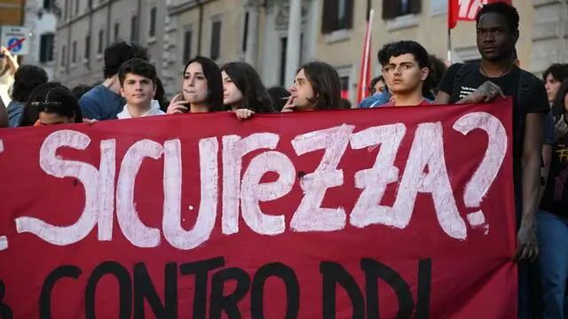 Un momento della manifestazione contro il ddl Sicurezza in piazza della Rotonda a Roma, 4 aprile 2025. ANSA/ALESSANDRO DI MEO