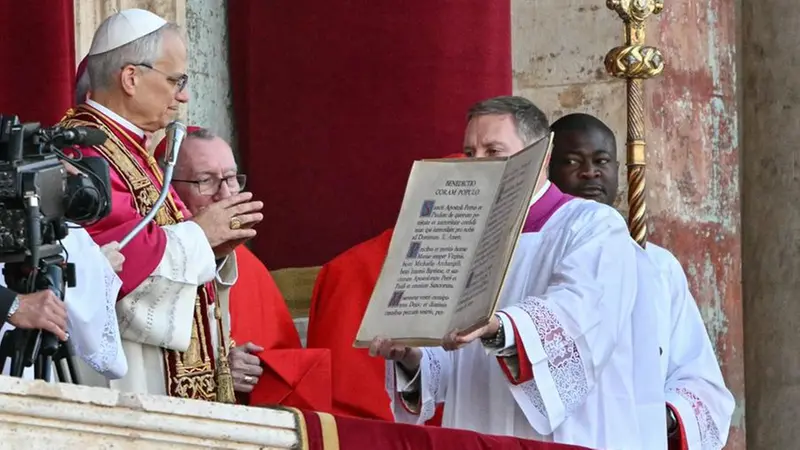 Robert Francis Prevost dopo l'elezione a Papa - Foto Andrej Isakovic/Afp © www.giornaledibrescia.it