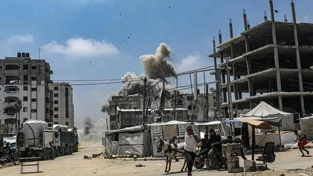 epa12127721 A Palestinian man runs for cover as smoke rises following an Israeli airstrike west of Gaza City, in Gaza Strip, 23 May 2025. More than 53,700 Palestinians have been killed in the Gaza Strip, according to the Palestinian Ministry of Health, since Israel launched a military campaign in the strip in response to a cross-border attack led by the Palestinian militant group Hamas on 07 October 2023, in which about 1,200 Israelis were killed and more than 250 taken hostage. EPA/MOHAMMED SABER