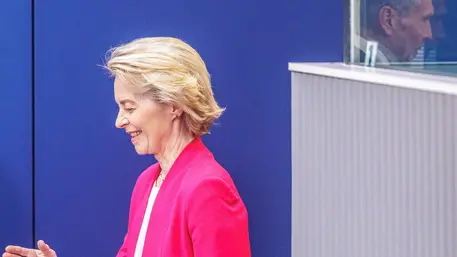 epa12123449 EU Commission President Ursula von der Leyen (L) waits to welcome Dick Schoof, Prime Minister of the Netherlands (R, reflection), for a visit at the EU Commission in Brussels, Belgium, 21 May 2025. EPA/OLIVIER MATTHYS