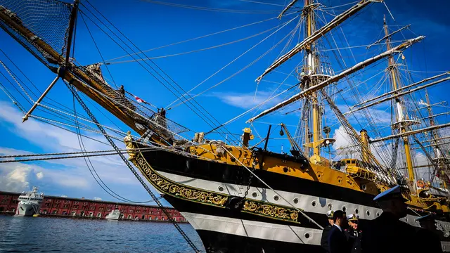 La nave scuola della Marina Militare Americo Vespucci attracca al Porto di Napoli. 13 Maggio 2025. ANSA/CESARE ABBATE