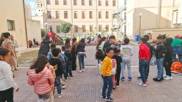 I 200 alunni stranieri musulmani che frequentano l'istituto 'Borsellino -Ajello' di Mazara del Vallo hanno festeggiato la fine del ramadan con un'iniziativa che si è svolta a scuola, con la partecipazione delle mamme tunisine, 12 aprile 2024. Gli alunni hanno trascorso la mattinata tra balli, canti, animazione e degustazione di dolci tipici arabi. L'istituto 'Borsellino-Ajello' di Mazara del Vallo conta 1000 alunni e con un 20% di minori stranieri è il primo istituto in provincia di Trapani per presenza di bambini non italiani. ANSA/ MAX FIRRERI