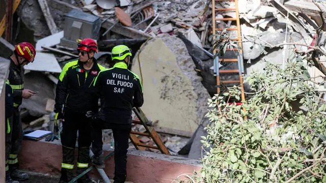 Vigili del Fuoco e Soccorritori nella palazzina di due piani crollata per un esplosione in via Vitellia, nel quartiere Monteverde, a Roma., Roma, 23 marzo 2025. ANSA/ANGELO CARCONI