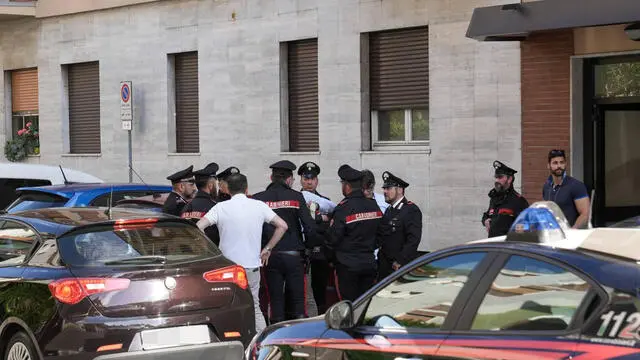 Carabinieri all'esterno del palazzo dove una donna di 35 anni e' stata trovata morta con un coltello nella schiena, Legnano nel Milanese, 25 maggio 2025. ANSA/AGENZIA BLITZ VARESE