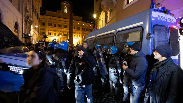 Manifestazione degli studenti medi a piazza Montecitorio. Roma 22 dicembre 2023 ANSA/MASSIMO PERCOSSI