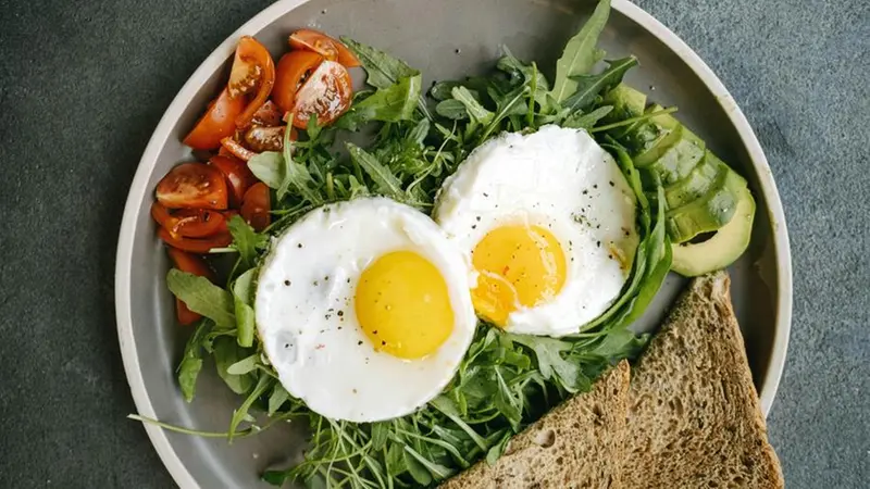 Il modo migliore di mangiare e cucinare le uova è alla coque o all’occhio di bue