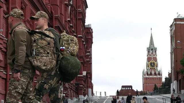epa12116325 Russian servicemen walk outside the Kremlin in Moscow, Russia, 19 May 2025. EPA/MAXIM SHIPENKOV