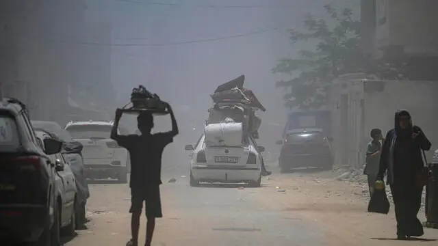 epa12127952 Internally displaced Palestinians flee the area with their belongings following an Israeli airstrike west of Gaza City, in Gaza Strip, 23 May 2025. More than 53,700 Palestinians have been killed in the Gaza Strip, according to the Palestinian Ministry of Health, since Israel launched a military campaign in the strip in response to a cross-border attack led by the Palestinian militant group Hamas on 07 October 2023, in which about 1,200 Israelis were killed and more than 250 taken hostage. EPA/MOHAMMED SABER