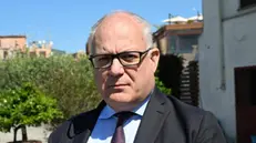 Il sindaco di Roma, Roberto Gualtieri, parla con i giornalisti a margine della conferenza nazionale del Pd, La casa è un diritto, Roma 7 aprile 2025. ANSA/MAURIZIO BRAMBATTI